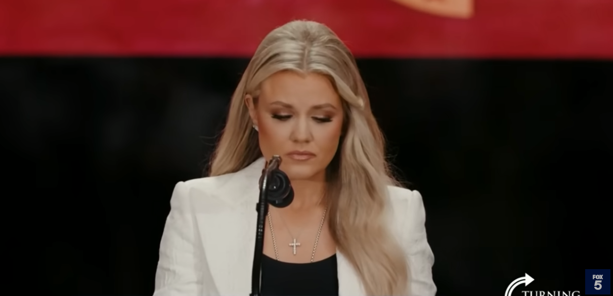 Вдова у білому та шоу на стадіоні за участю Трампа. Як пройшов похорон Чарлі Кірка фото 6