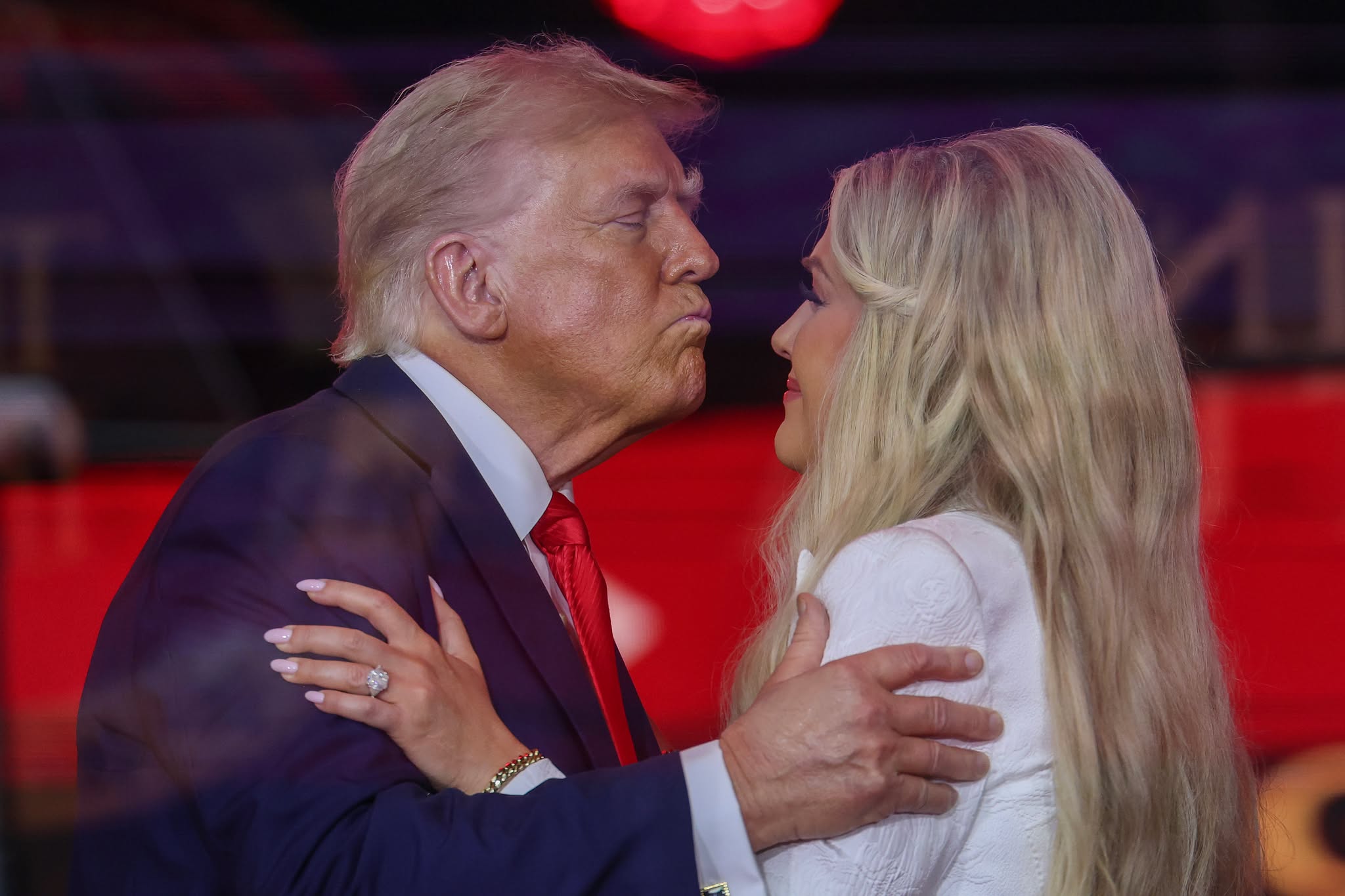 Трамп назвав Кірка «великим американським героєм і мучеником» та обійняв Еріку Кірк