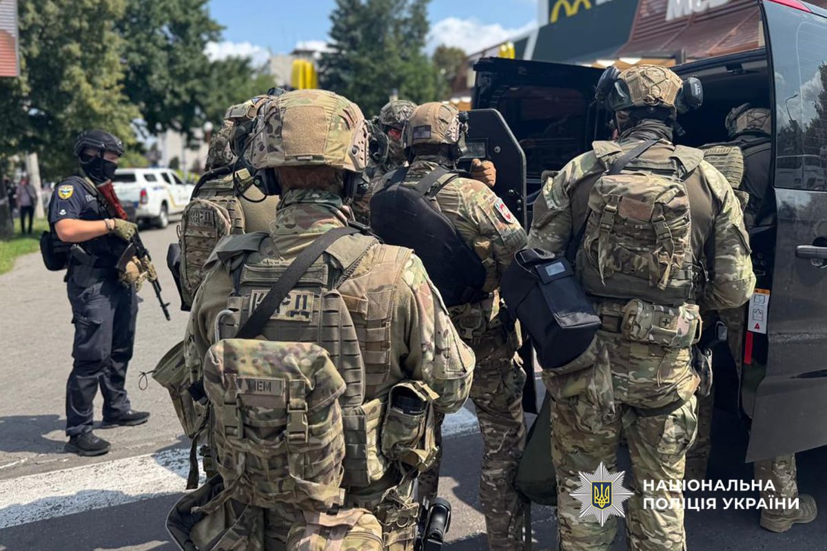 У Черкасах поліція затримала чоловіка, який влаштував стрілянину у McDonald's (оновлено) фото 1