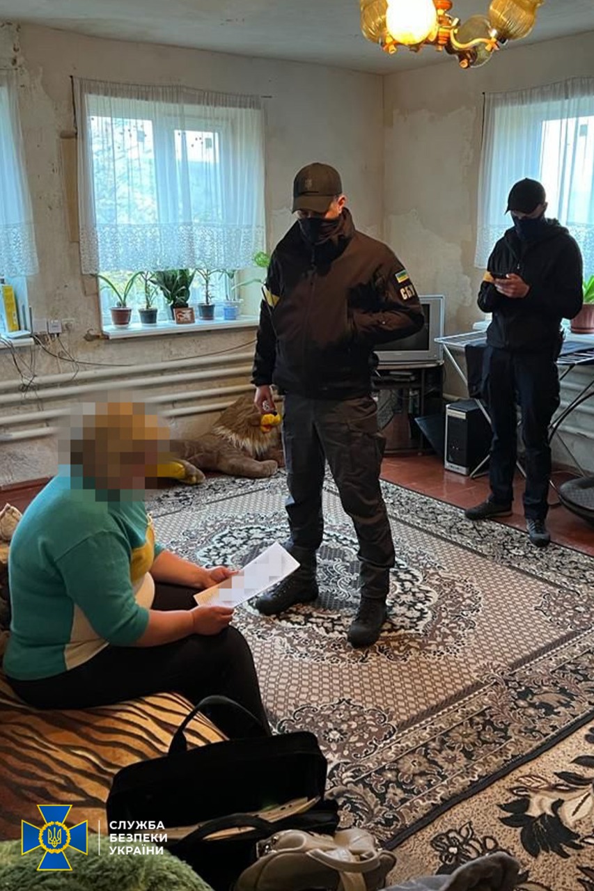 СБУ затримала колаборантку, яка очолювала окупаційну «роспочту» на Харківщині (фото) фото 1