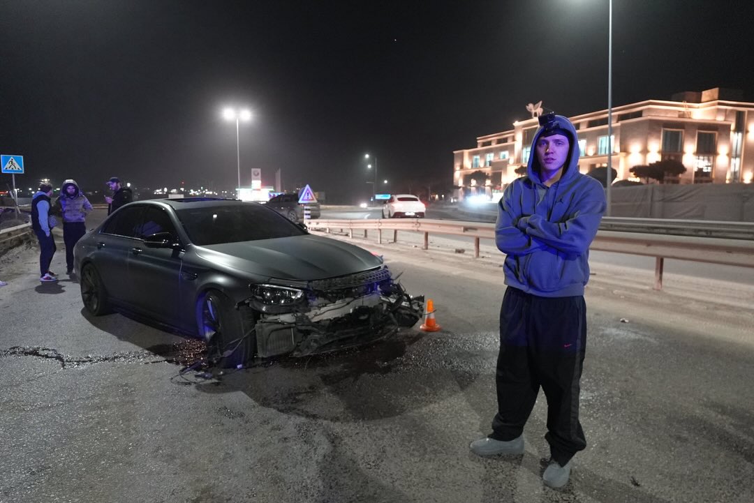 У Львові блогер примотав знайомого скетчем до даху авто, ганяв містом і потрапив у ДТП фото 1