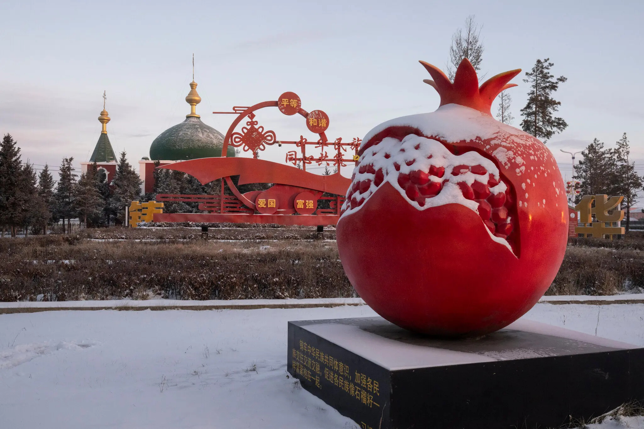 Православна церква в Ергуні, як її видно з площі Етнічної єдності