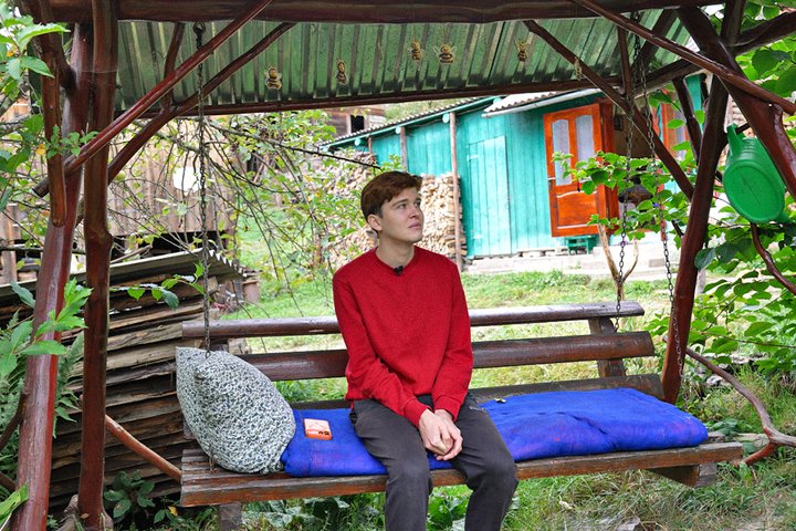 Блогер у дворі батьків в селі Дихтинець