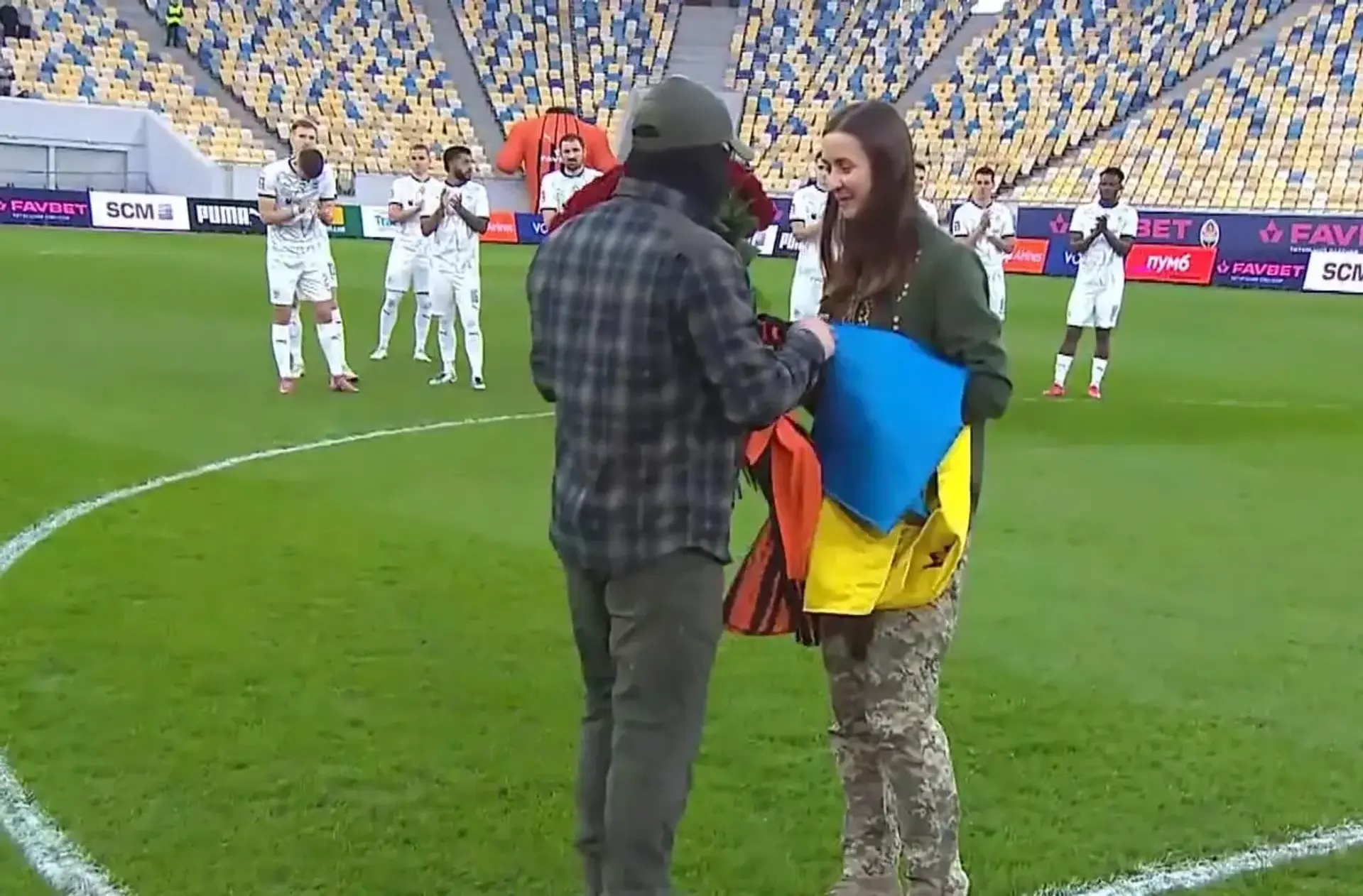 Коханий освідчився захисниці «Азовсталі» на стадіоні перед футбольним матчем  фото 1