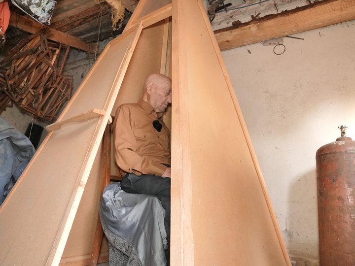 Пірамідальна конструкція, у якій Михайло Руденко оздоровлюється