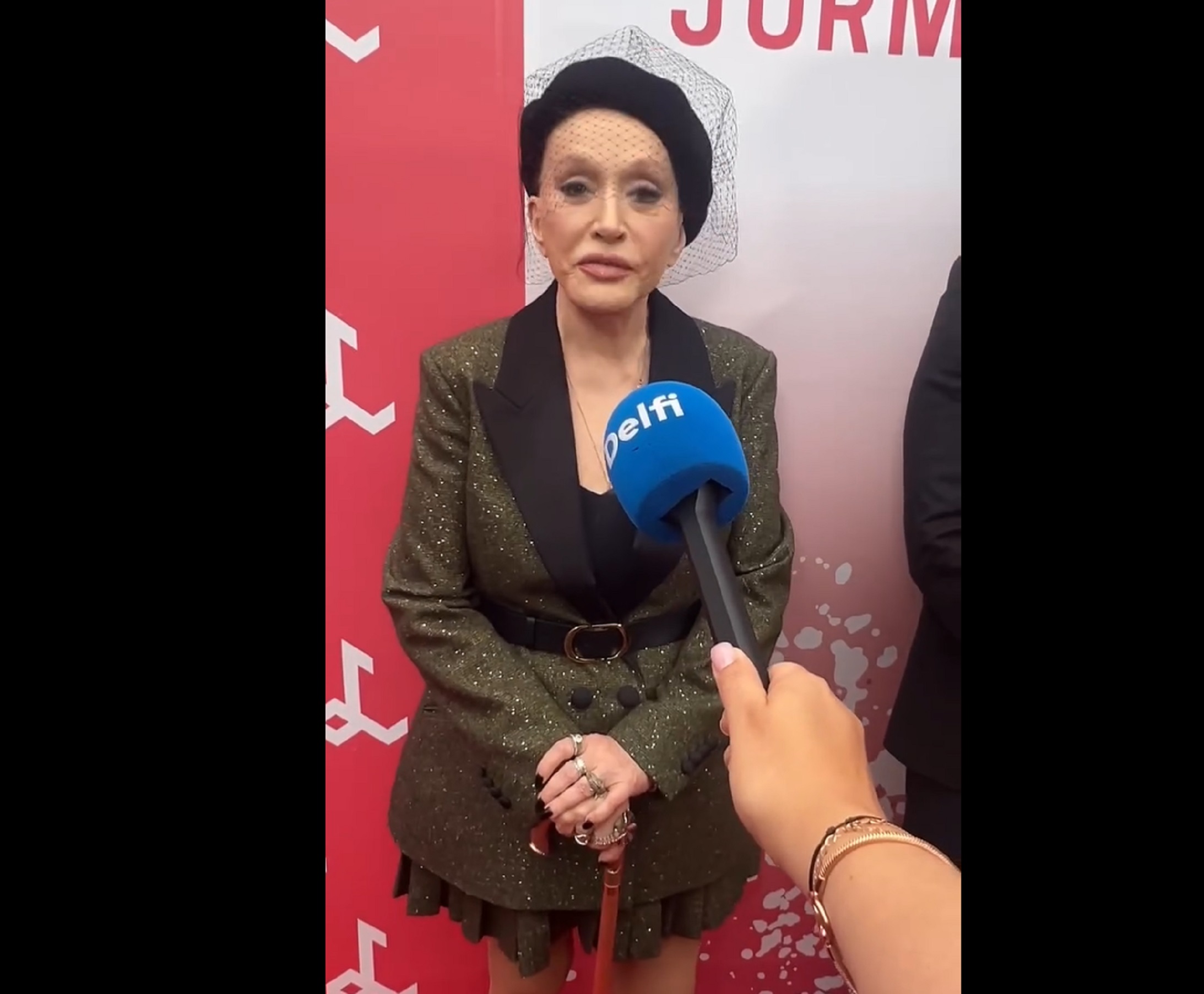 Алла Пугачова пояснила, чому тепер використовує ціпок фото 1