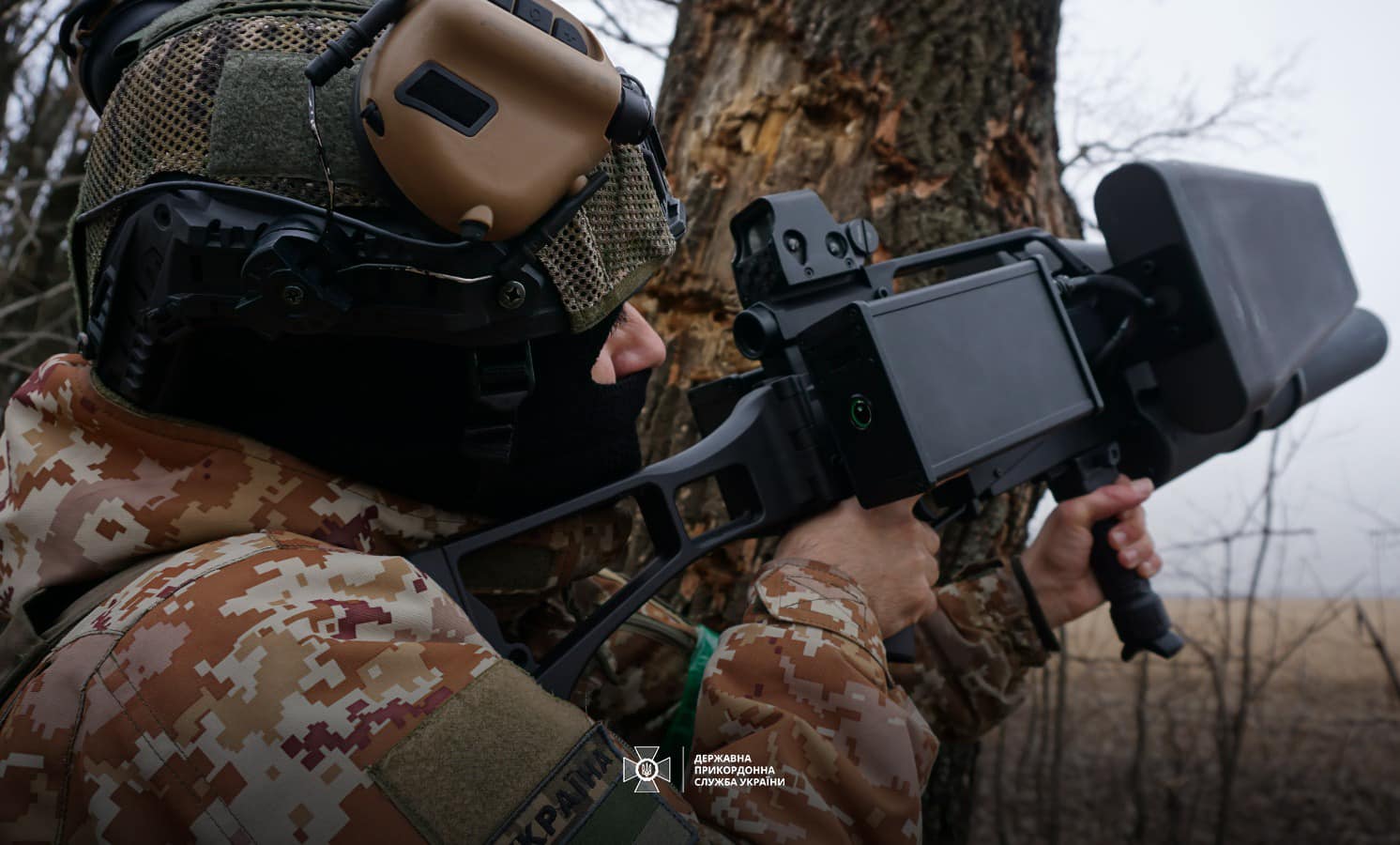 Les gardes-frontières ont capturé un drone ennemi avec des caméras thermiques dans la région de Louhansk photo 2