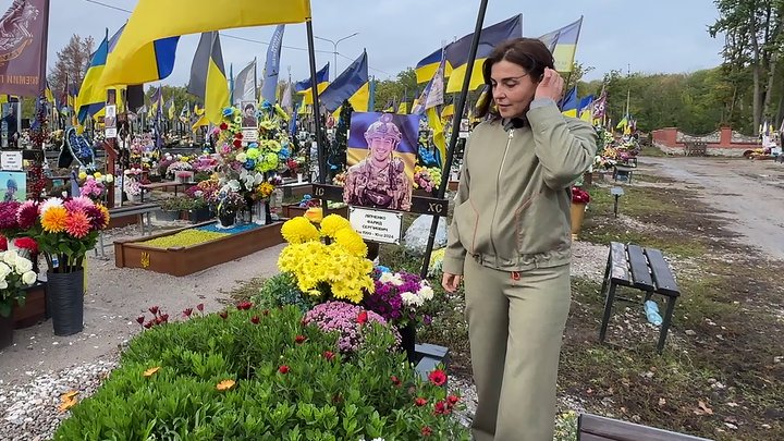 Жанна Ліпченко біля могили сина