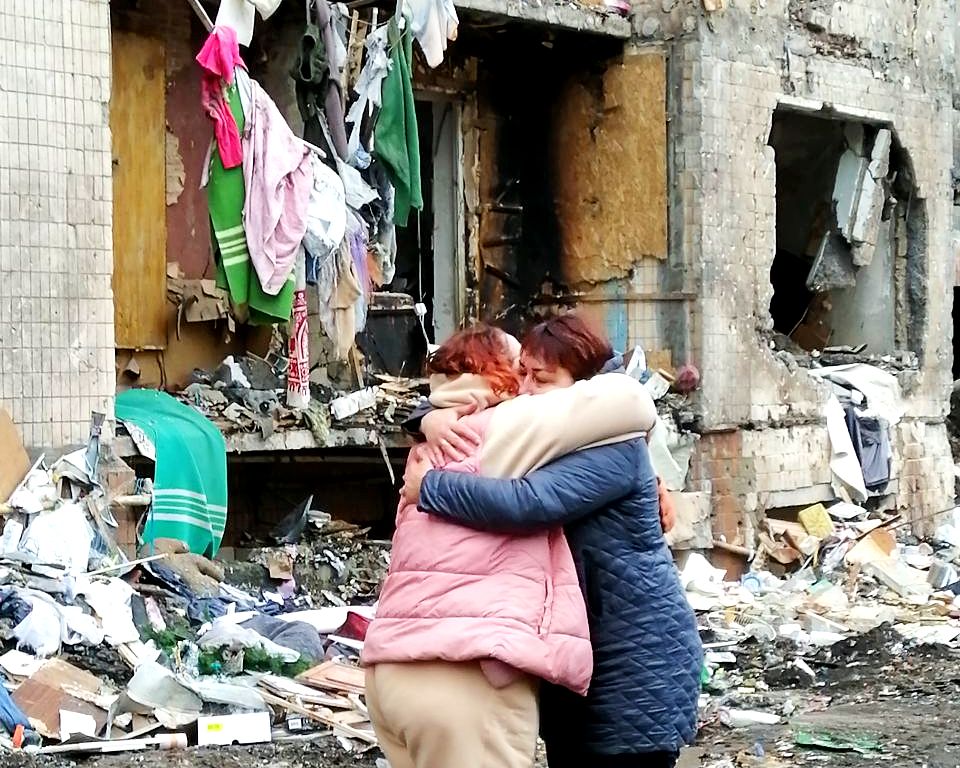 На згарищі зруйнованого ракетою київського будинку волонтери натрапили на дивну знахідку фото 2