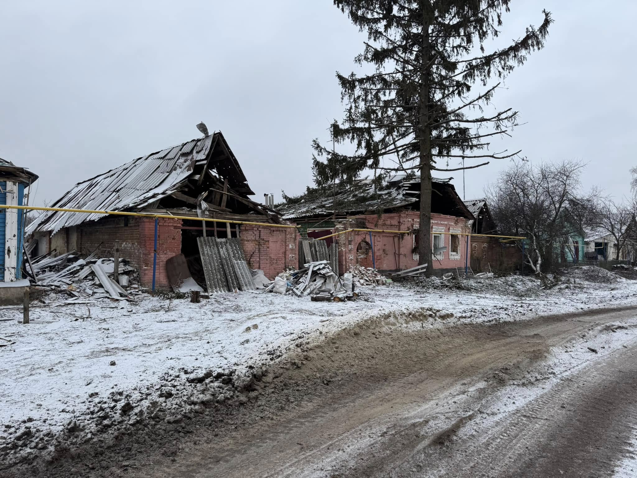 Убивають власних громадян: росіяни закидали КАБами село на Курщині фото 3