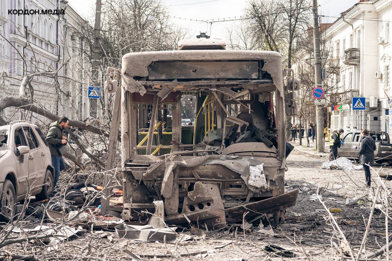 Ракетний удар по Сумах: загинув водій тролейбуса та майже всі пасажири фото 1