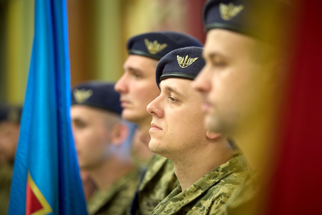 Президент привітав захисників неба зі святом фото 1