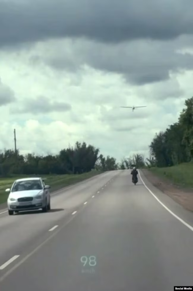 Дрон Hornet над дорогою в Криму