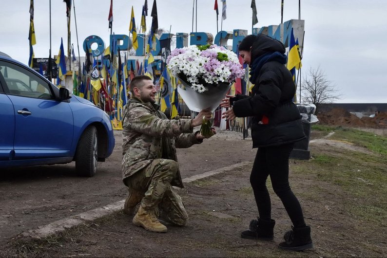 Андрій освідчується Світлані біля стели