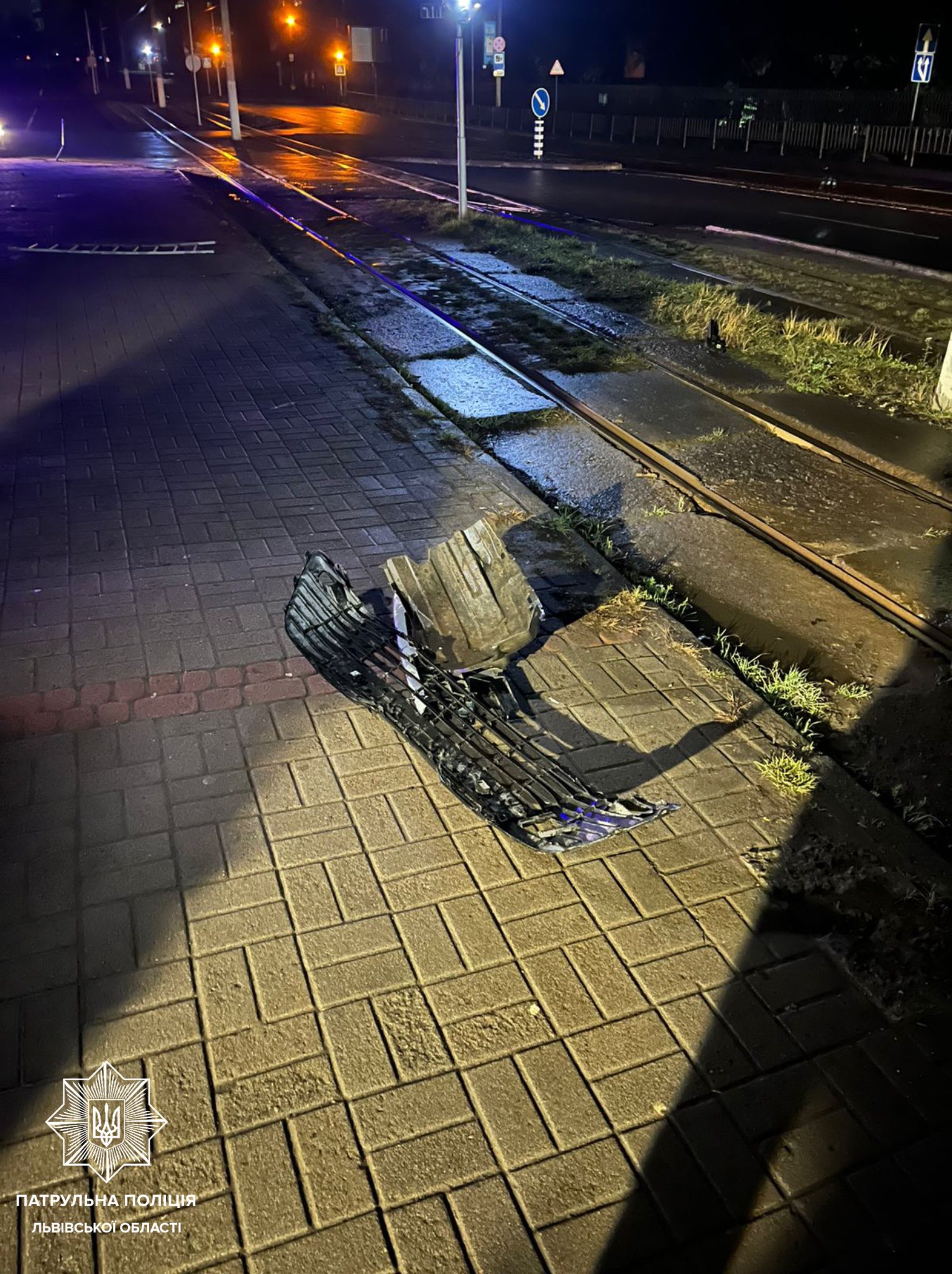 У Львові п’яний водій вʼїхав у вуличну огорожу і заснув на узбіччі фото 2