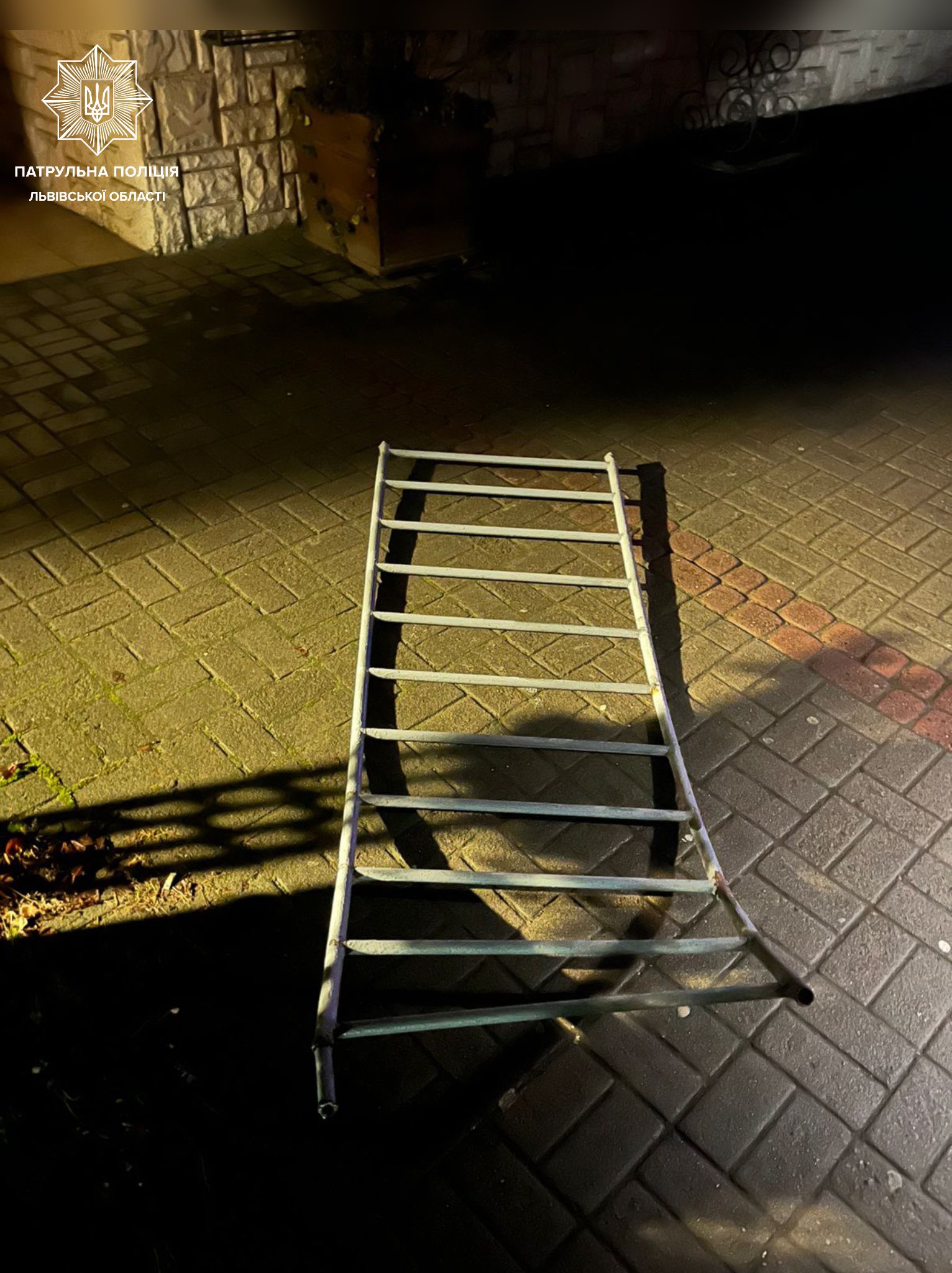 У Львові п’яний водій вʼїхав у вуличну огорожу і заснув на узбіччі фото 1