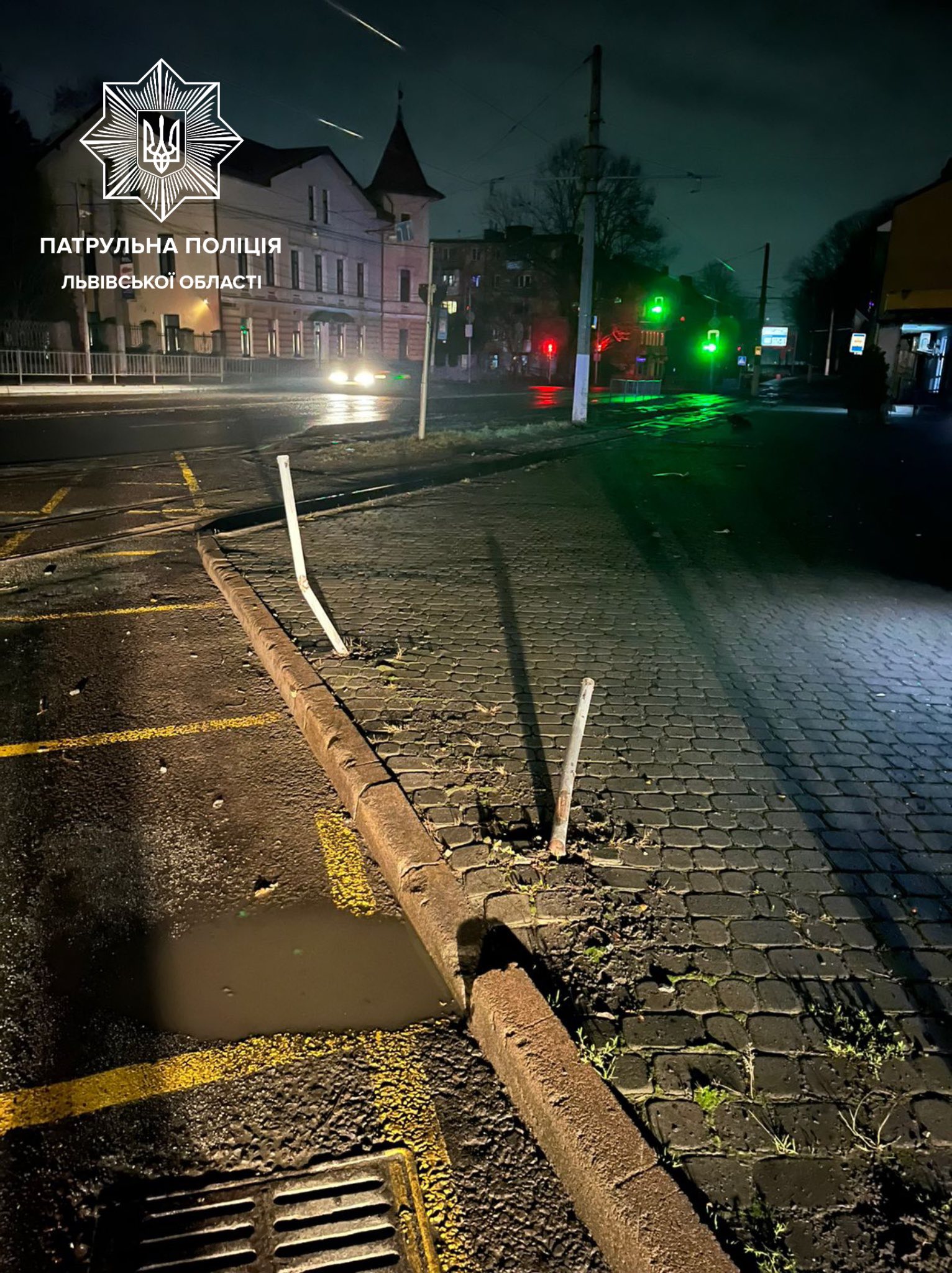 У Львові п’яний водій вʼїхав у вуличну огорожу і заснув на узбіччі фото 3