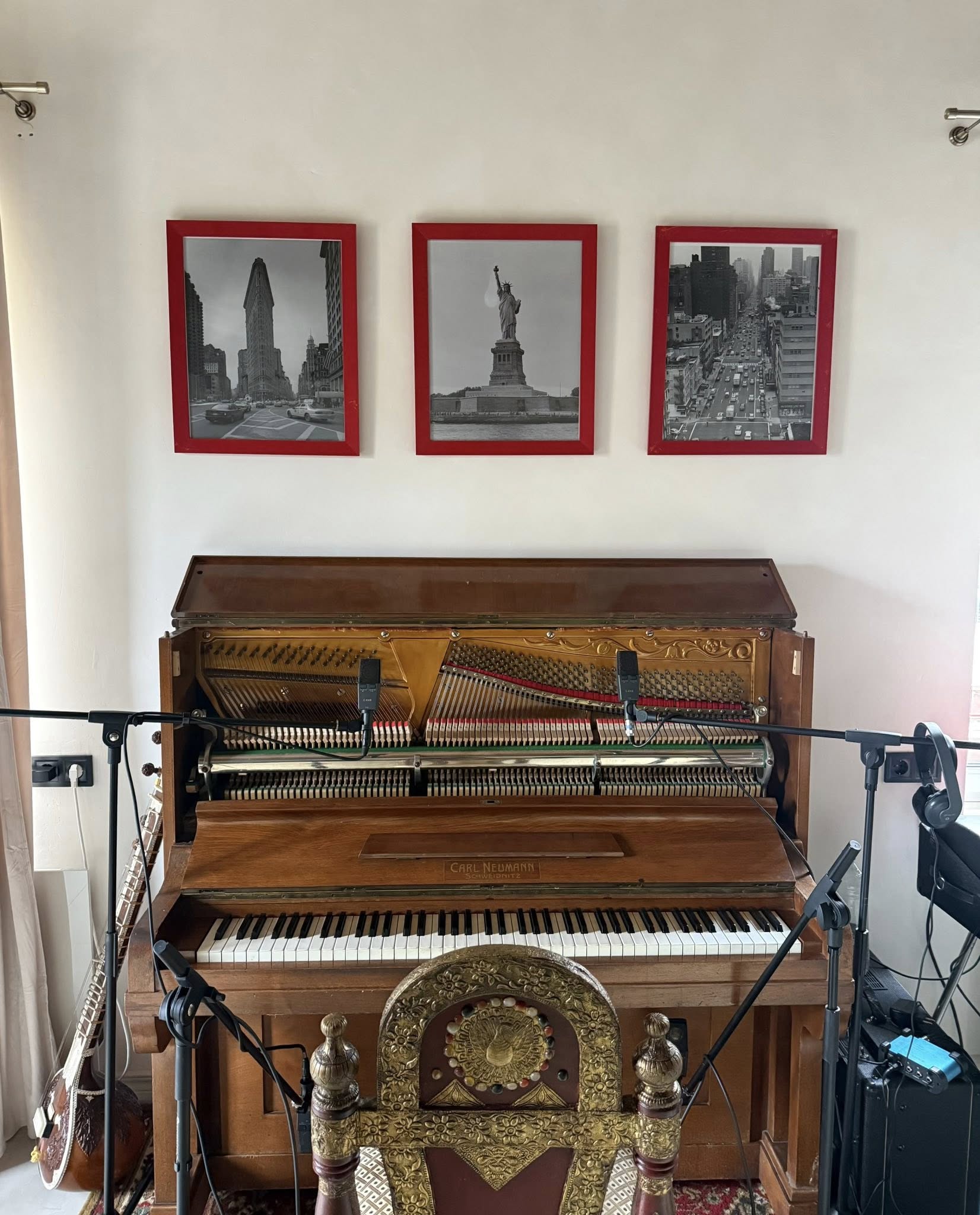 Третя доба без електрики. Відомий музикант показав, як рятує свою колекцію інструментів від замерзання фото 1