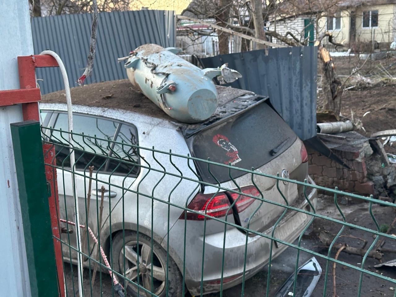 На Київщині 19-річна дівчина дивом вижила після того, як уламок російської ракети влетів у її спальню фото 2