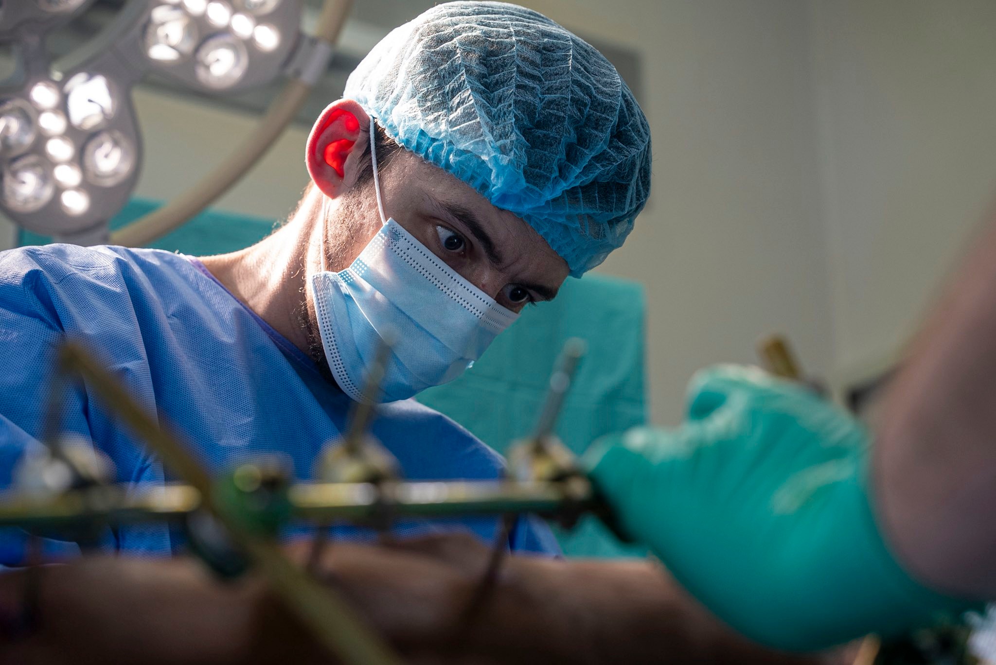 Лікарі дістали із ноги пораненого бійця двокілограмовий боєприпас фото 1