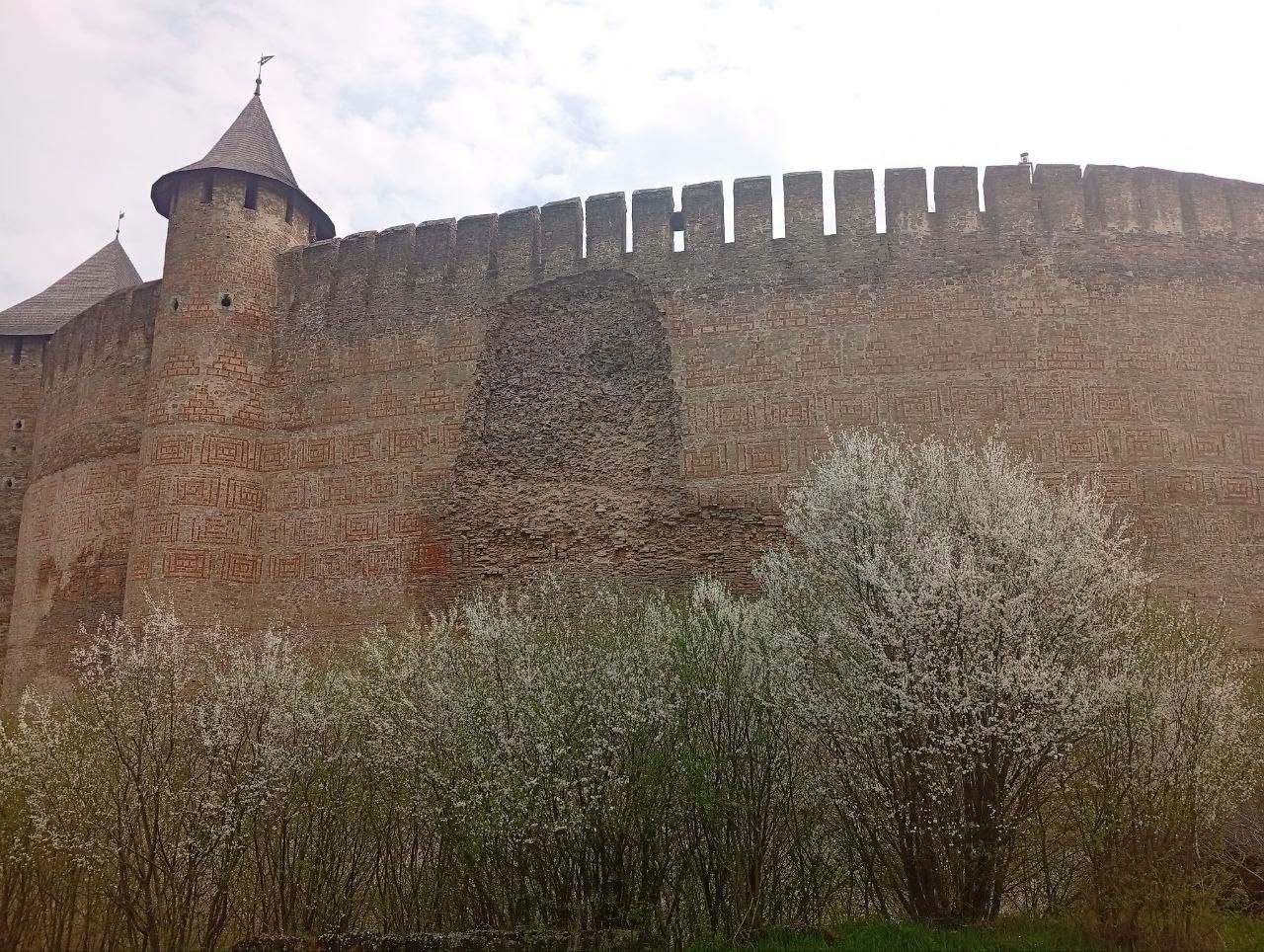 У Хотинській фортеці, яка є одним із семи чудес України, обвалився стародавній мур фото 3