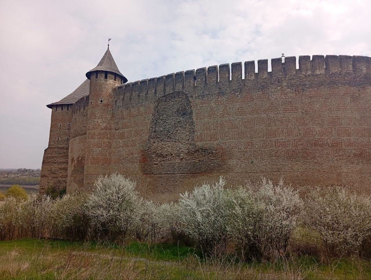 У Хотинській фортеці, яка є одним із семи чудес України, обвалився стародавній мур фото 2