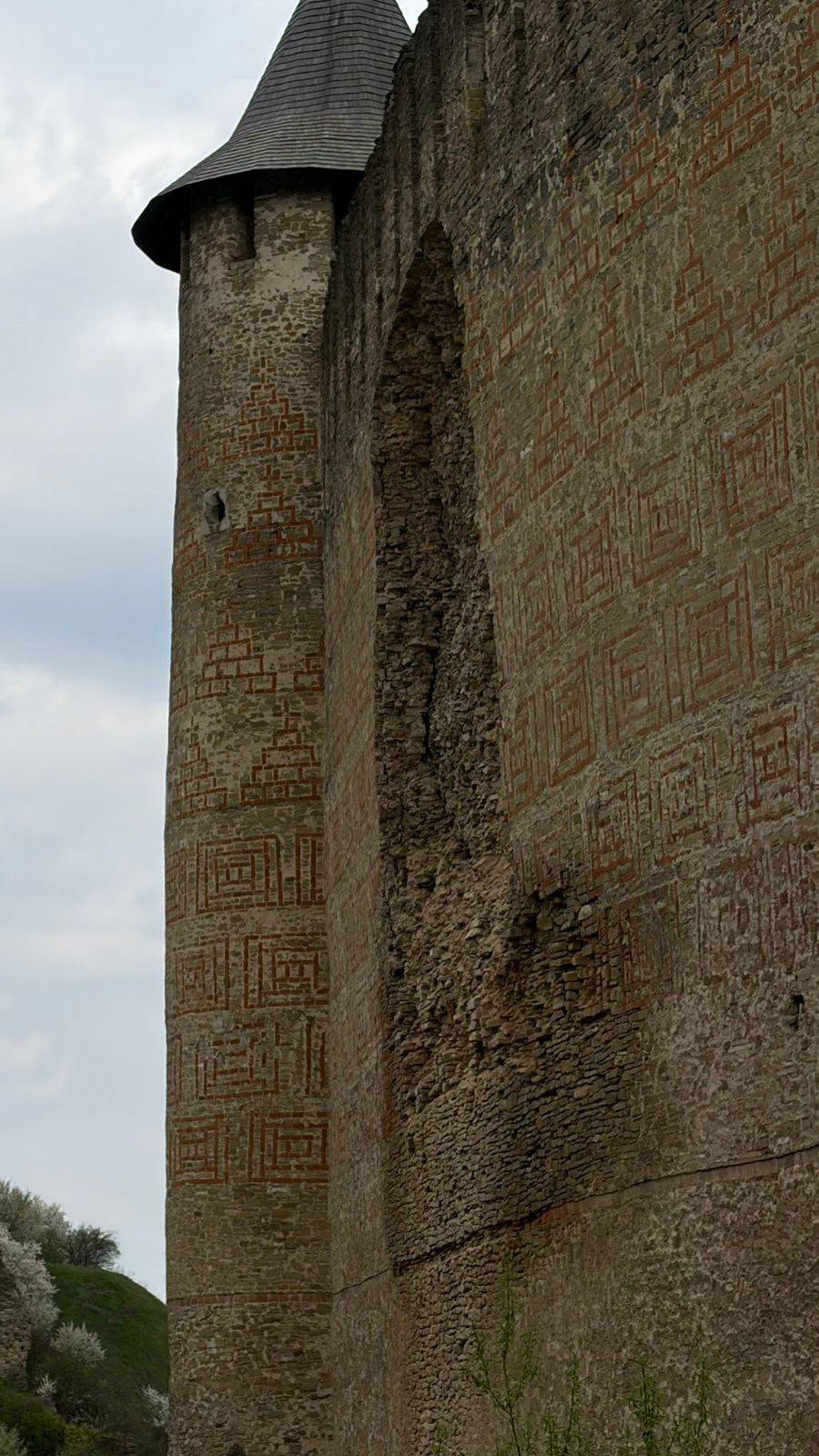 У Хотинській фортеці, яка є одним із семи чудес України, обвалився стародавній мур фото 1