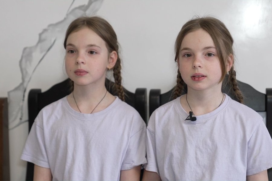 Двійнята Ніка та Вікторія