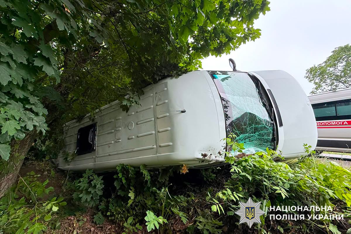 На Хмельниччині перекинувся пасажирський автобус: є потерпілі фото 1