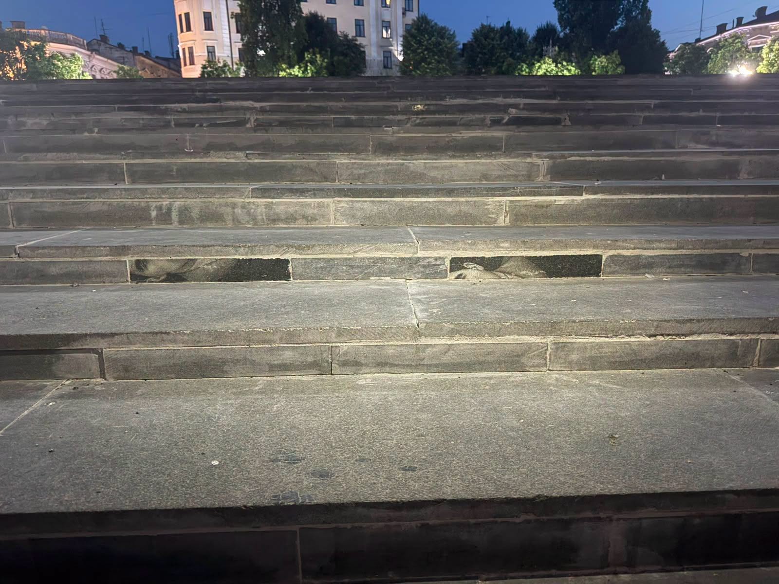 У Чернівцях для ремонту сходів на площі використали надгробки: що кажуть у мерії фото 1
