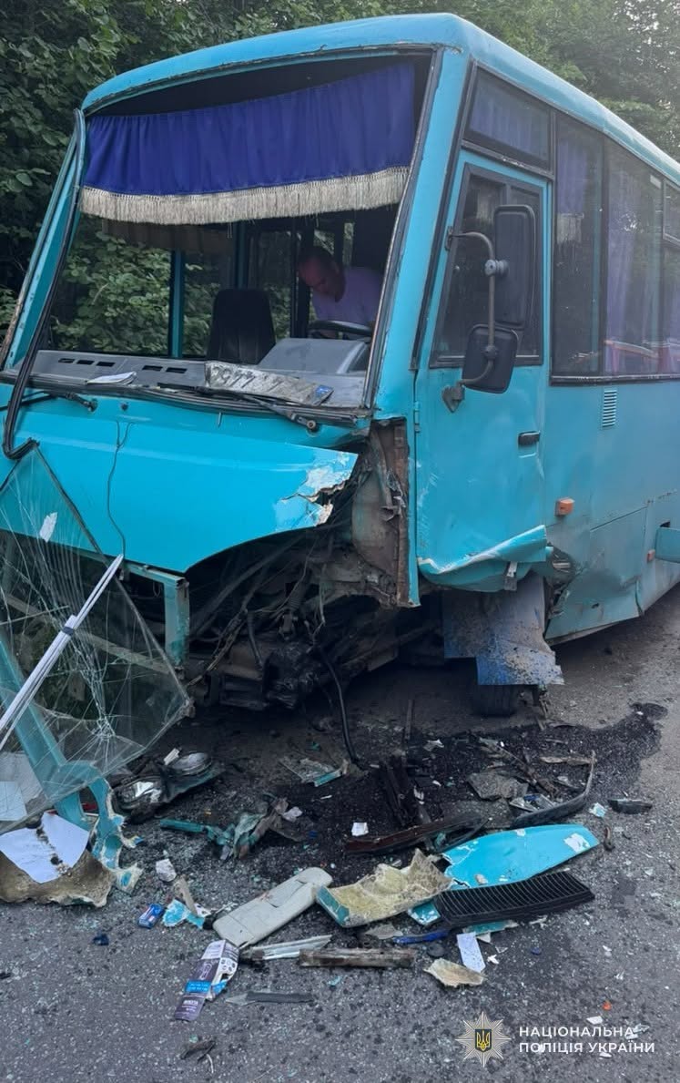 На Львівщині через зіткнення легковика з автобусом травмувалися 11 людей фото 3
