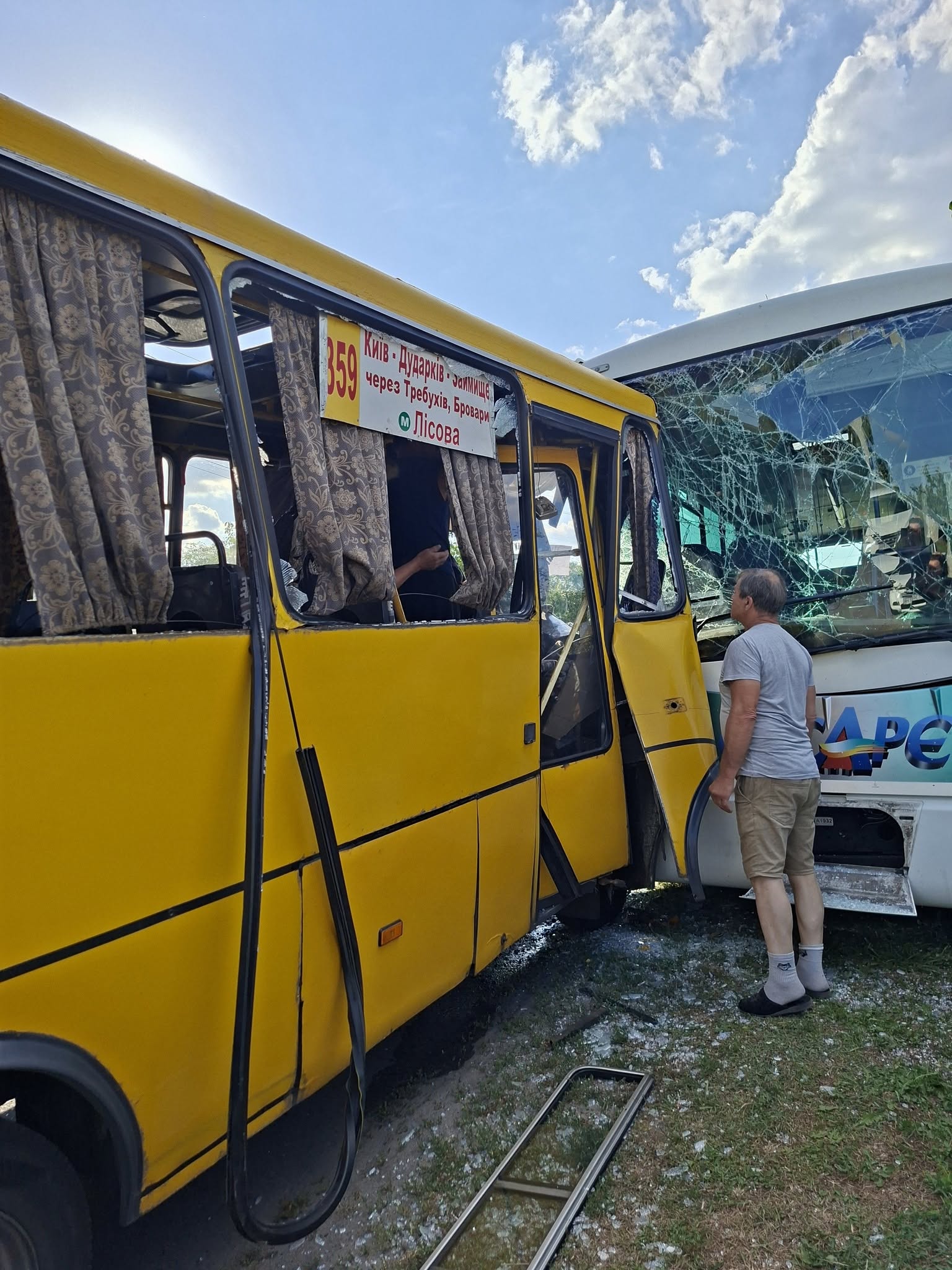На Київщині лоб до лоба зіткнулися маршрутка та пасажирський автобус фото 1