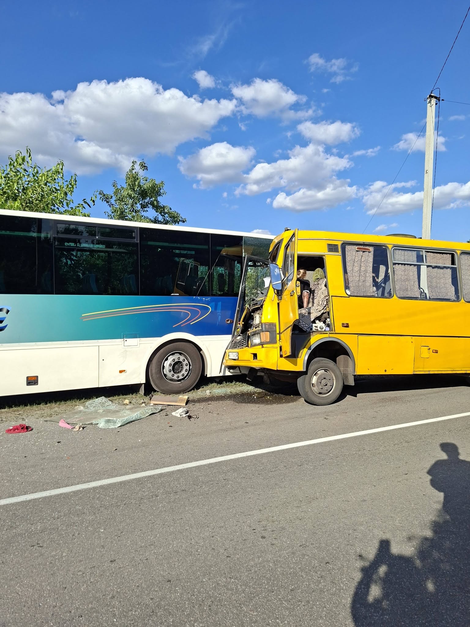 На Київщині лоб до лоба зіткнулися маршрутка та пасажирський автобус фото 2
