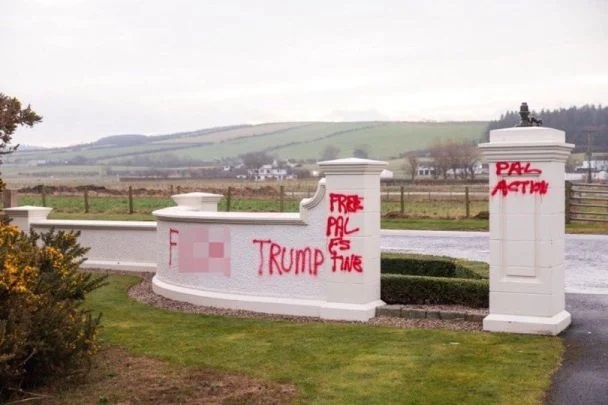 Паркан на в'їзді в гольф-клуб Трампа розписали непристойними написами