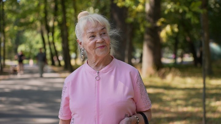 Юлія Дольст носить макіяж та сережки у позаробочий час