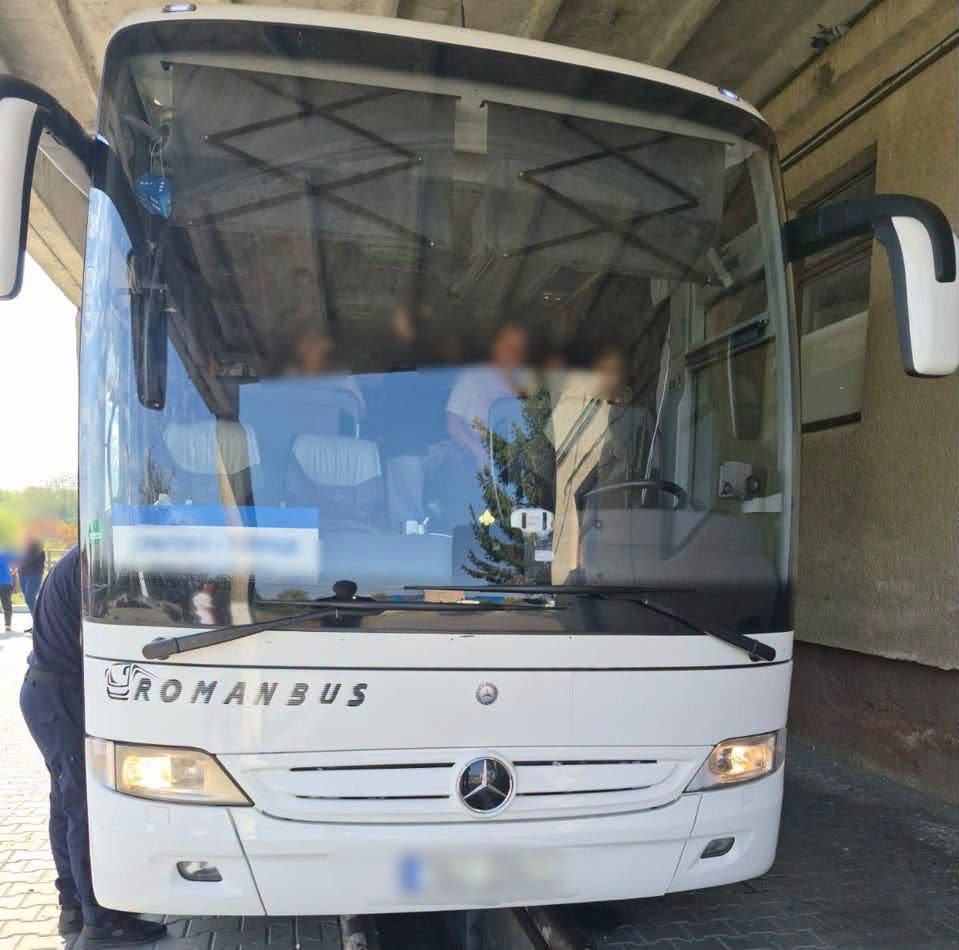 На Закарпатті прикордонники виявили в рейсовому автобусі 6кг срібла. Його ховали в несподіваному місці  фото 1