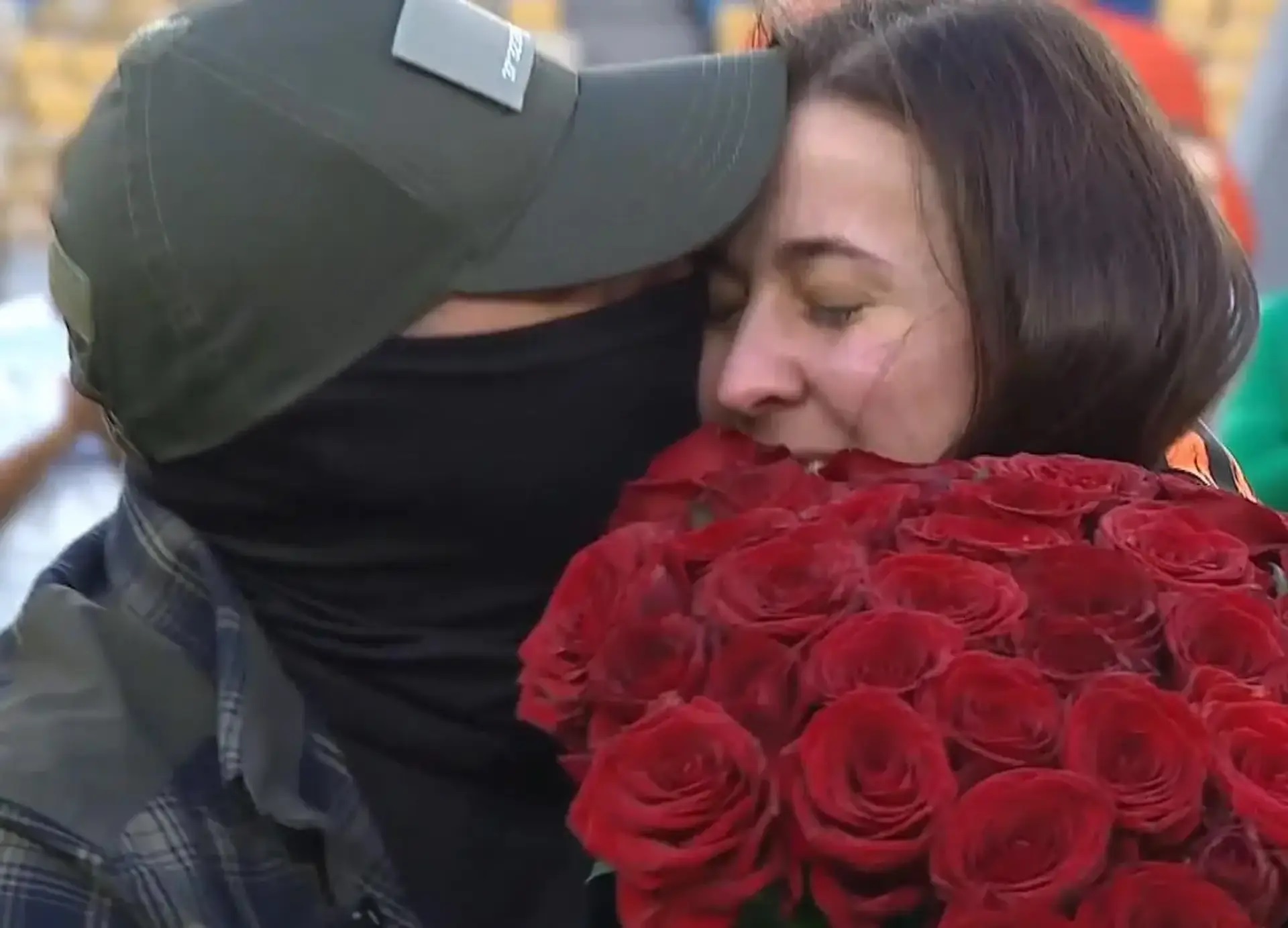 Коханий освідчився захисниці «Азовсталі» на стадіоні перед футбольним матчем  фото 3