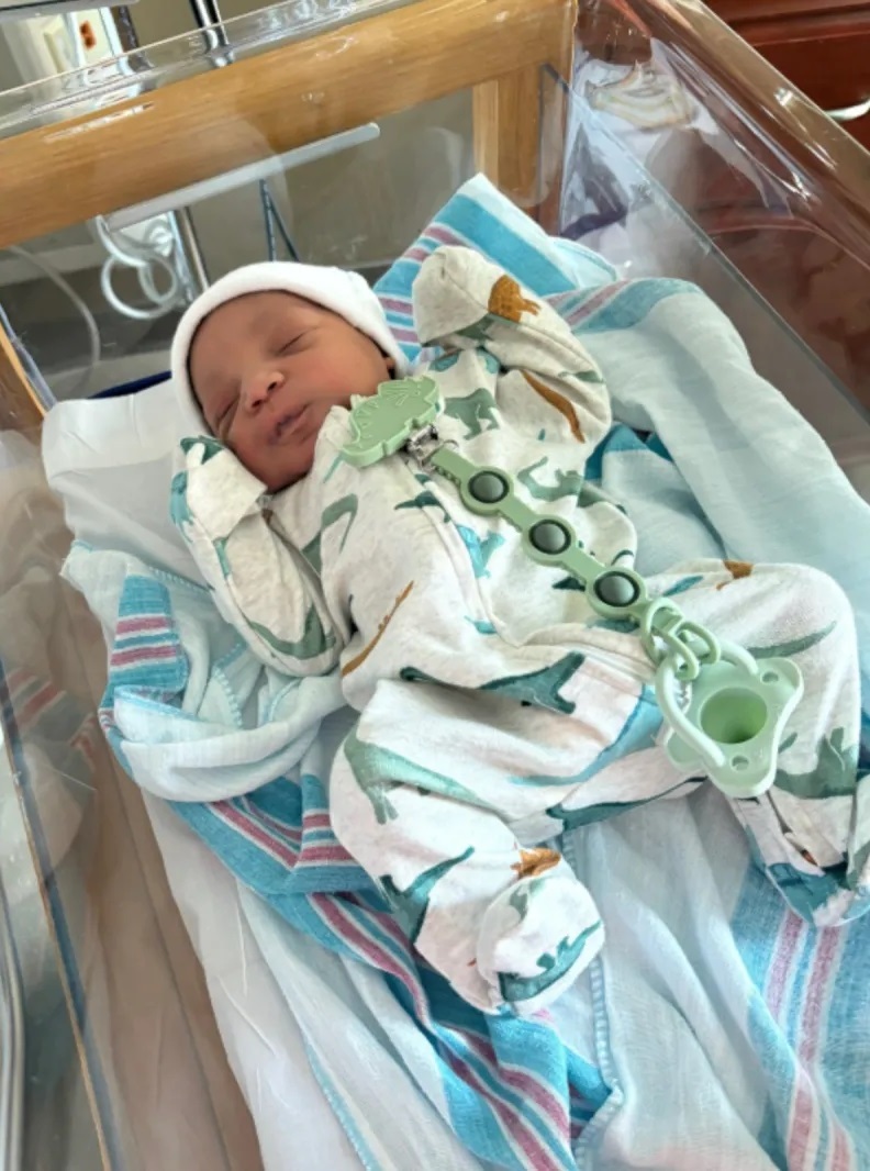 Жінка потрапила до лікарні з сильними спазмами, а виписалася з новонародженим немовлям фото 1