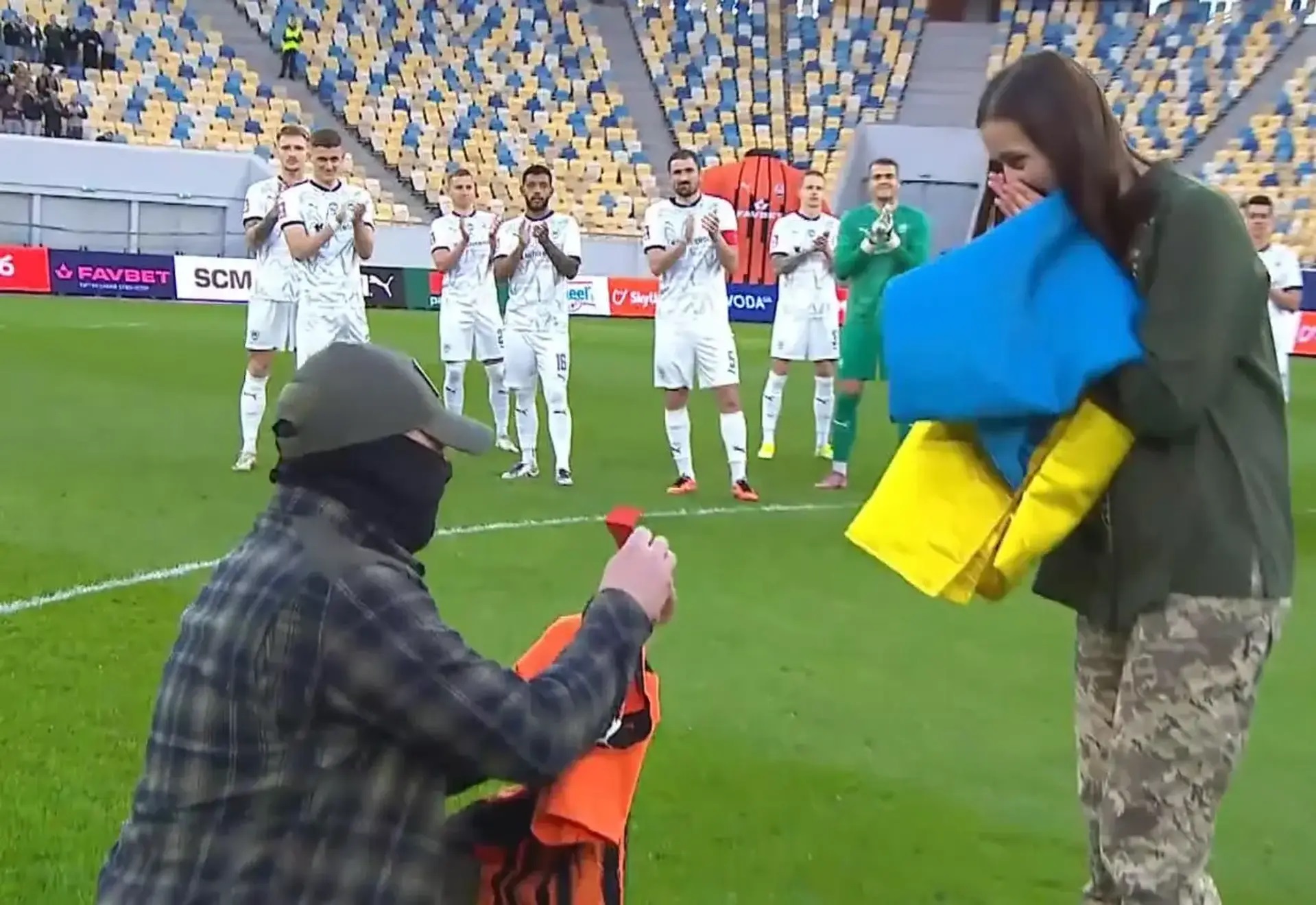 Коханий освідчився захисниці «Азовсталі» на стадіоні перед футбольним матчем  фото 2