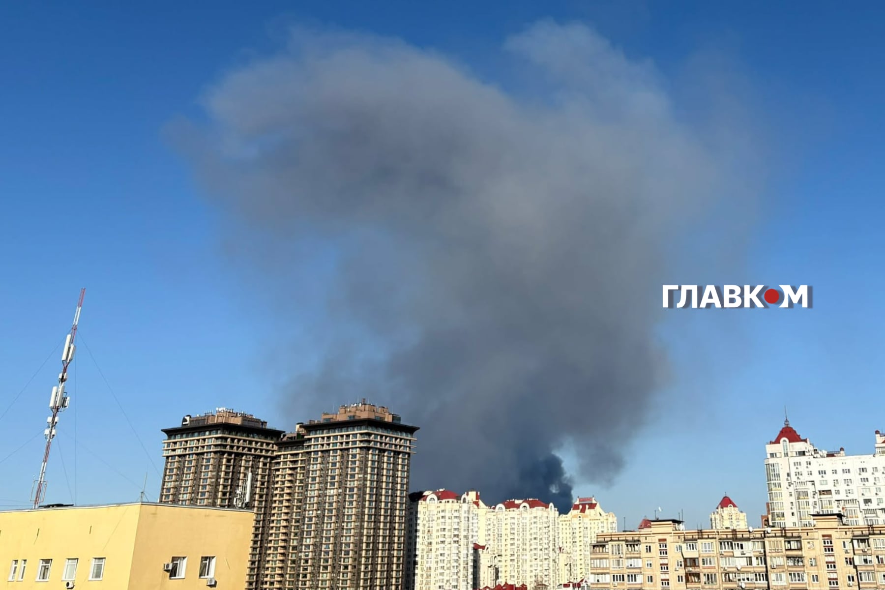 У Києві спалахнула масштабна пожежа (фото, відео) фото 1