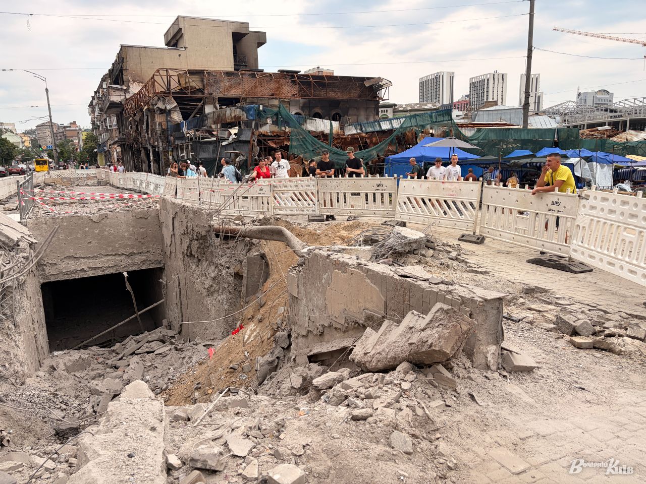 Станція метро «Лук’янівська» відновила роботу, поряд триває ліквідація наслідків атаки фото 3