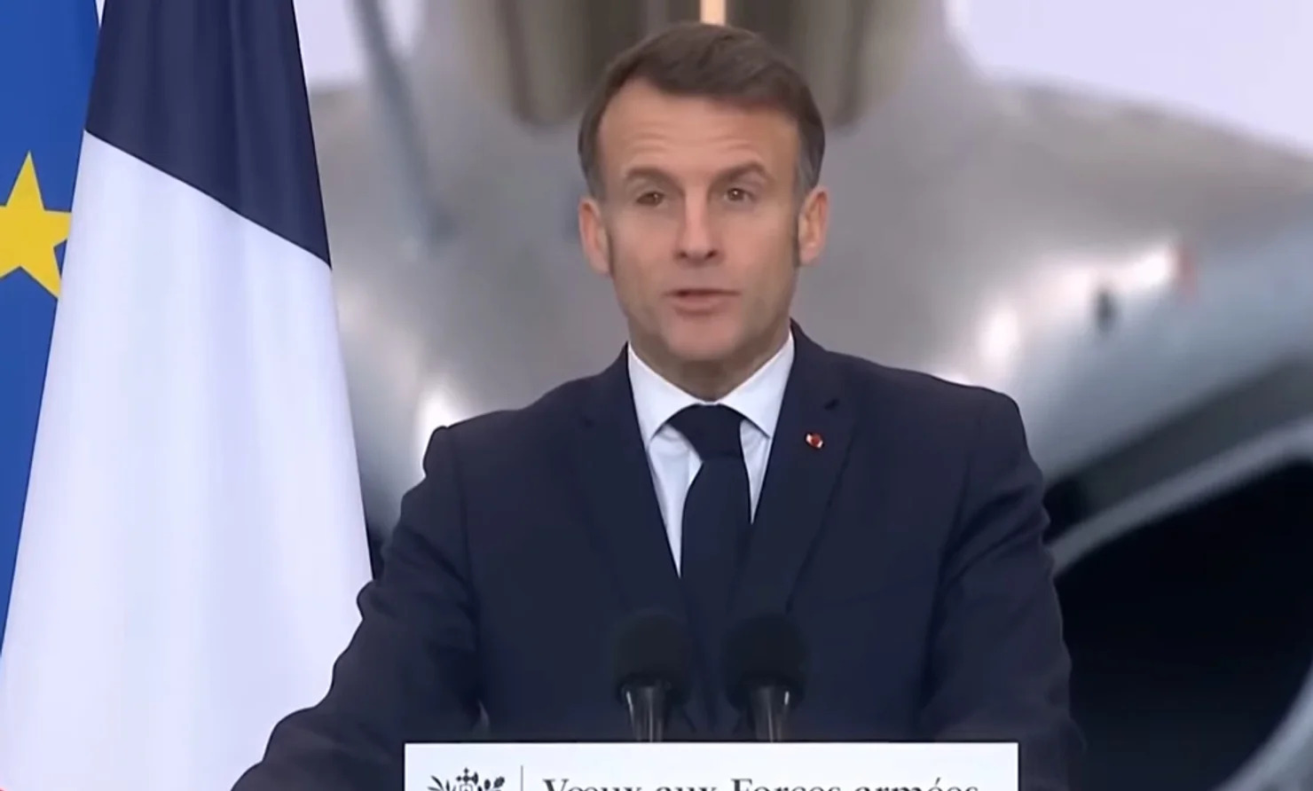 Макрон посеред зими прийшов на роботу в сонцезахисних окулярах фото 1