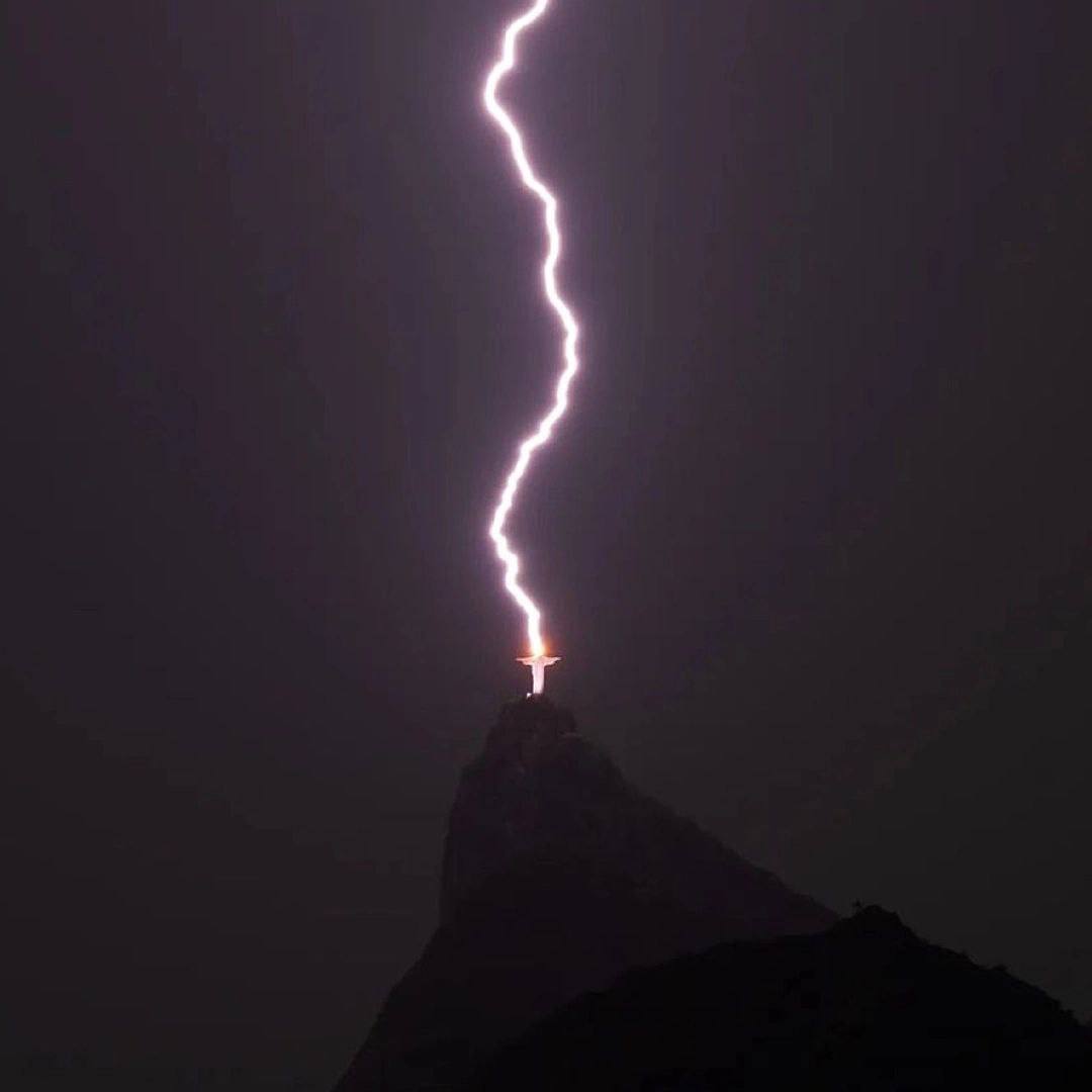 У Бразилії блискавка влучила в статую Христа-Спасителя: моторошні фото фото 2