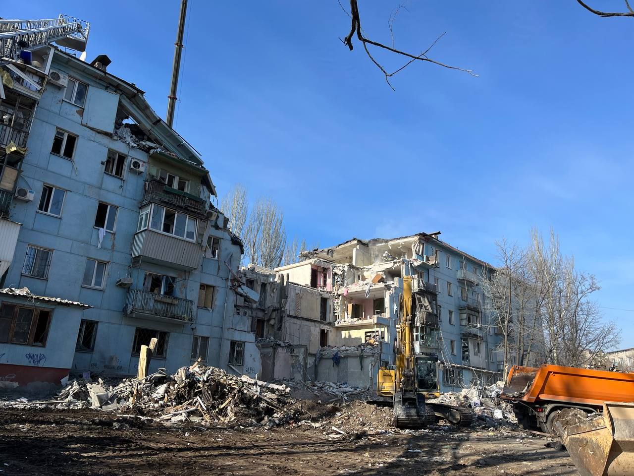 Attaque à la roquette sur Zaporozhye: les sauveteurs continuent de récupérer des corps dans les décombres photo 1