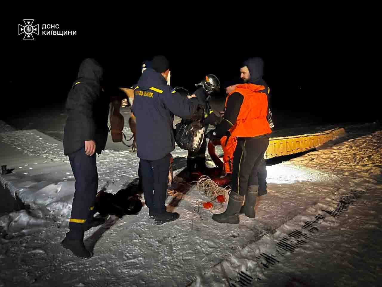 На Київщині рятувальникам довелося визволяти п’ятьох рибалок, які втрапили в халепу фото 1