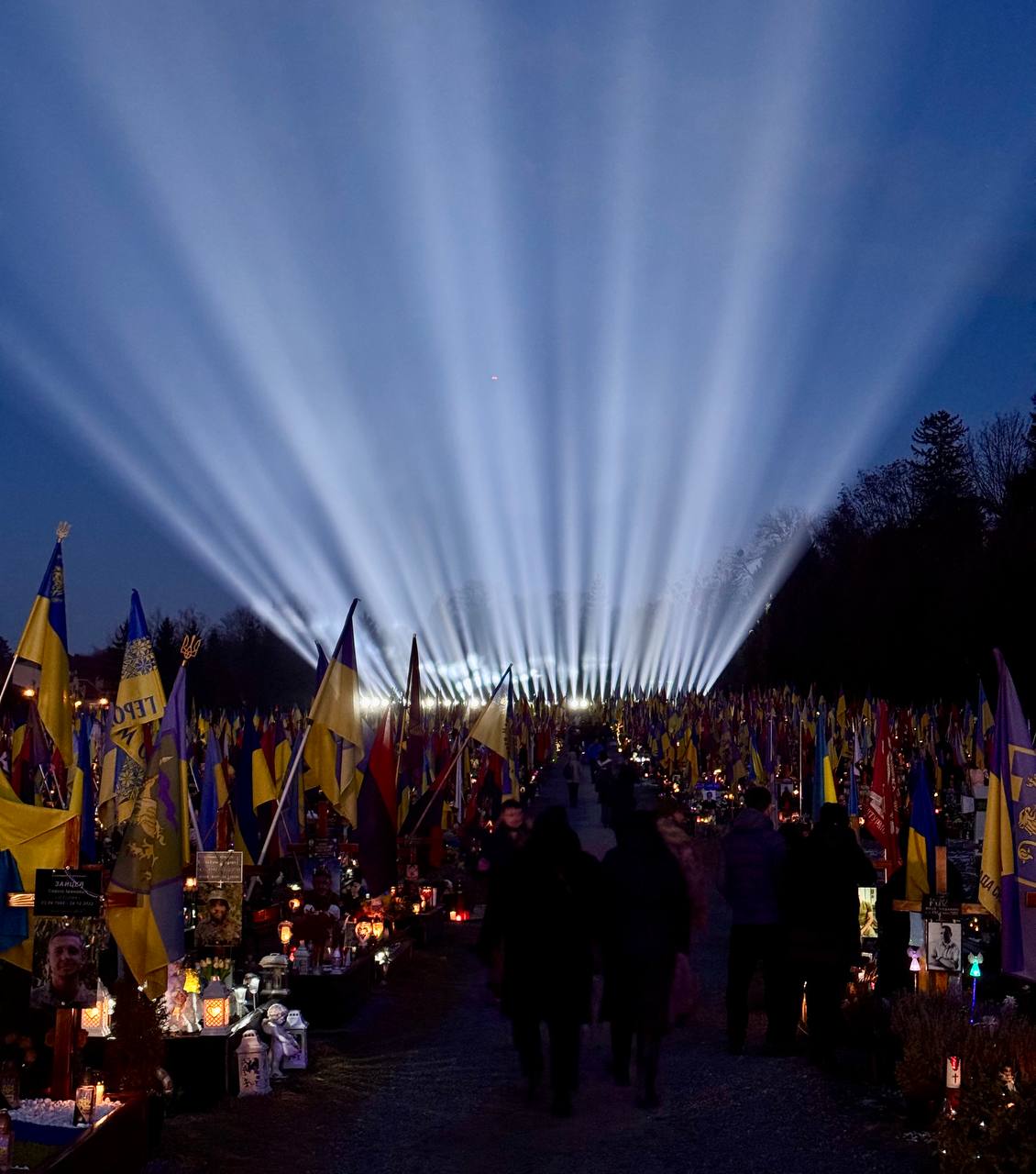 У Львові світлом вшанували полеглих захисників і захисниць фото 1