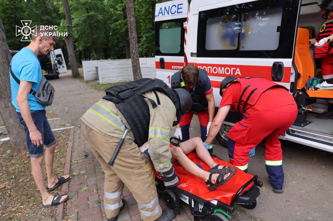 У Харкові після російської атаки – понад 40 поранених. Загинула очільниця дитячої залізниці фото 4