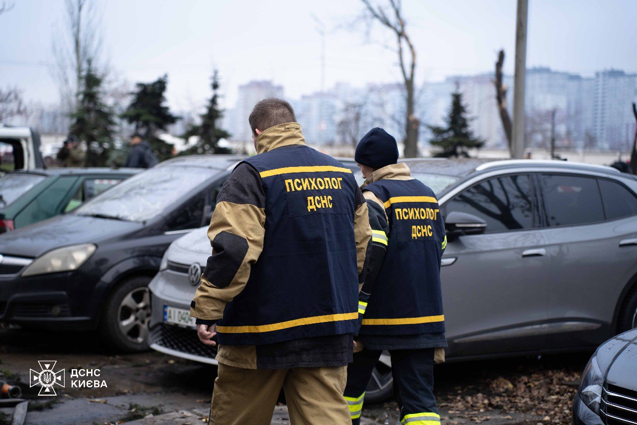 У Києві рятувальники завершили аварійні роботи після російської атаки та назвали число загиблих і поранених  фото 3