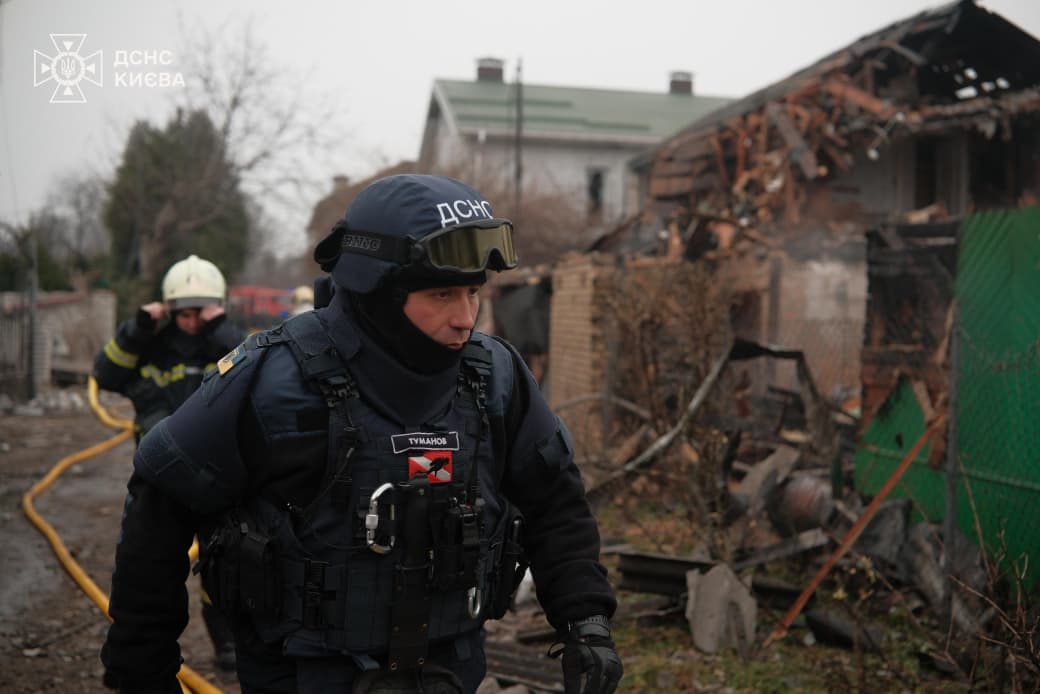 У Києві рятувальники завершили аварійні роботи після російської атаки та назвали число загиблих і поранених  фото 4