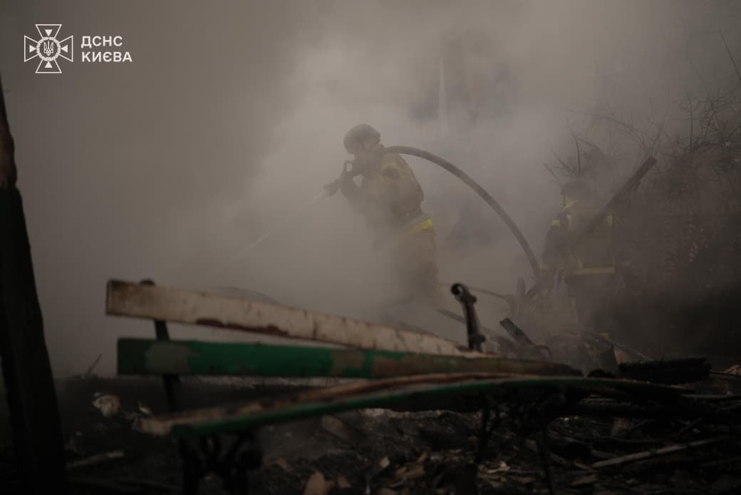 У Києві рятувальники завершили аварійні роботи після російської атаки та назвали число загиблих і поранених  фото 5
